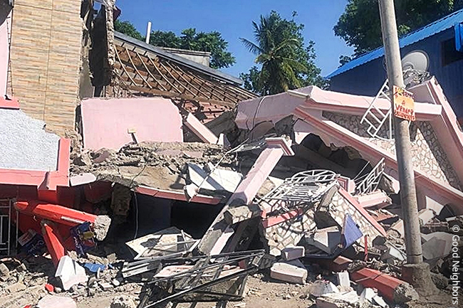 아이티 지진으로 붕괴된 주택