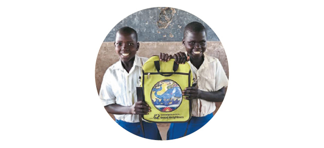 희망가방을 받고 환하게 웃고 있는 아프리카 아동들 이미지