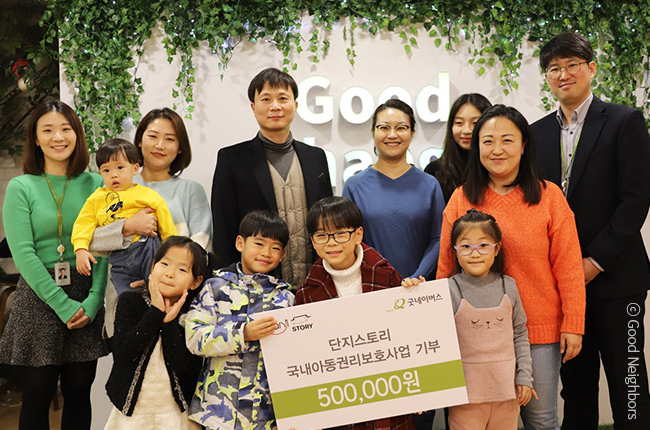 초록색 츄리닝을 입고 하얀색 머리띠를 두른 성인 남성이 머리를 만지며 고민하는 이미지