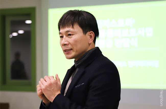 여러분이 보내주신 후원금은 소봄이네 가정을 위해 다음과 같이 사용됩니다. 생계비-생활지원비, 식료품 구입비, 체납공과금 지원, 육아지원비-이유식 및 육아용품지원, 어린이집 특별활동비 지원, 양육 기술 안내, 주거환경개선비-주거이전비,아동과 조부모 방 조성