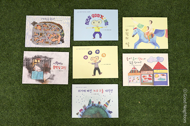 초록색 츄리닝을 입고 하얀색 머리띠를 두른 성인 남성이 머리를 만지며 고민하는 이미지