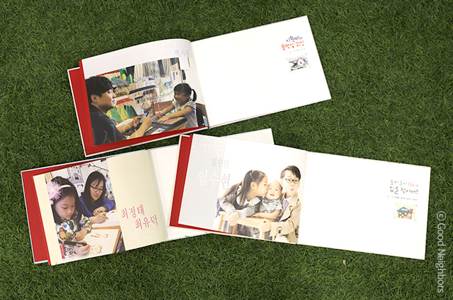 초록색 츄리닝을 입고 하얀색 머리띠를 두른 성인 남성이 머리를 만지며 고민하는 이미지