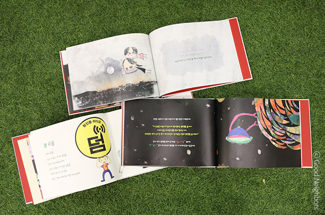 초록색 츄리닝을 입고 하얀색 머리띠를 두른 성인 남성이 머리를 만지며 고민하는 이미지