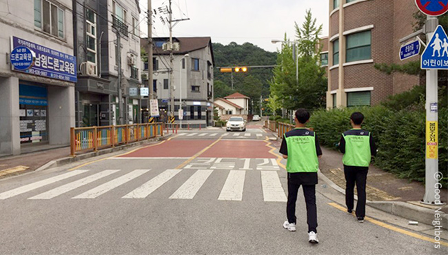 초록색 츄리닝을 입고 하얀색 머리띠를 두른 성인 남성이 머리를 만지며 고민하는 이미지