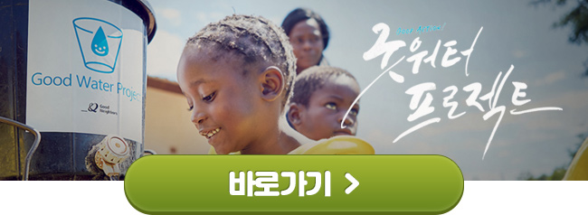 초록색 츄리닝을 입고 하얀색 머리띠를 두른 성인 남성이 머리를 만지며 고민하는 이미지