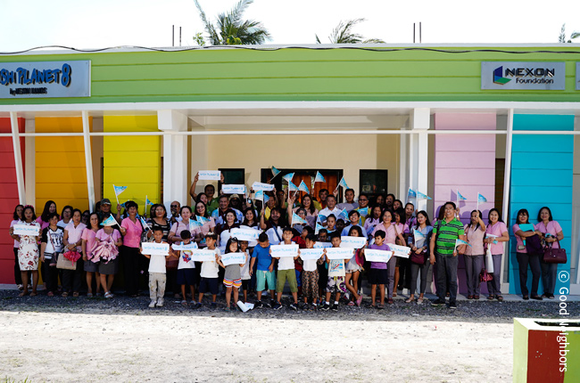 필리핀 푸리에또 디아즈 지역의 작은 책방을 선물 받은 아이들
