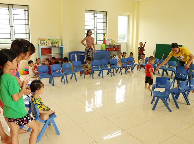 유아들이 유치원에서 앉아서 교육 듣는 사진