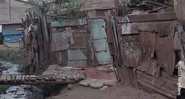 카토 삼남매의 빈민가 집 사진