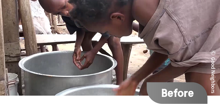 설거지하는 카토와 피나의 사진